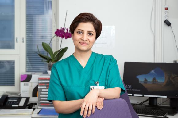 Naistenklinikan osasto 52:n kätilö Fatemeh Sarani.